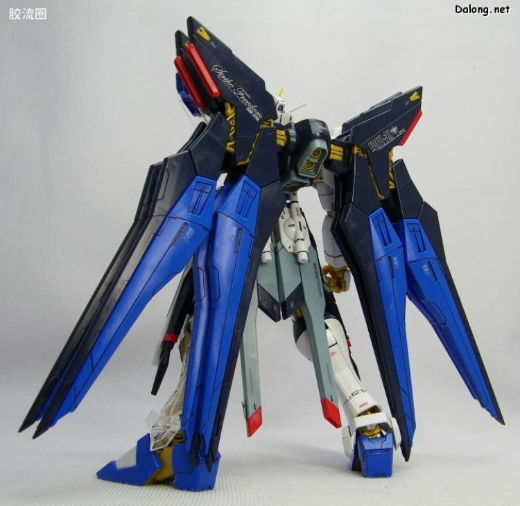 MG 1/100 Strike Freedom Gundam with Special Clear Armor Parts