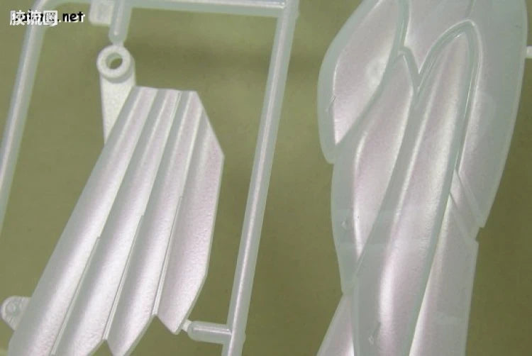MG 1/100 Wing Gundam Zero EW (Pearl Mirror Coating Version)
