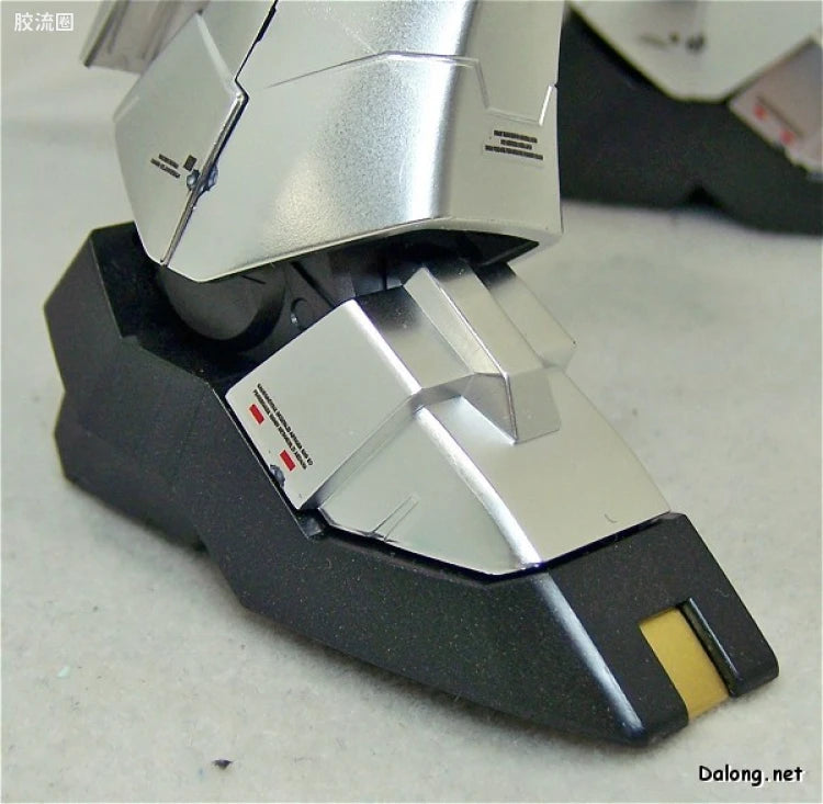MG 1/100 Nu Gundam (Metallic Coating Ver.)