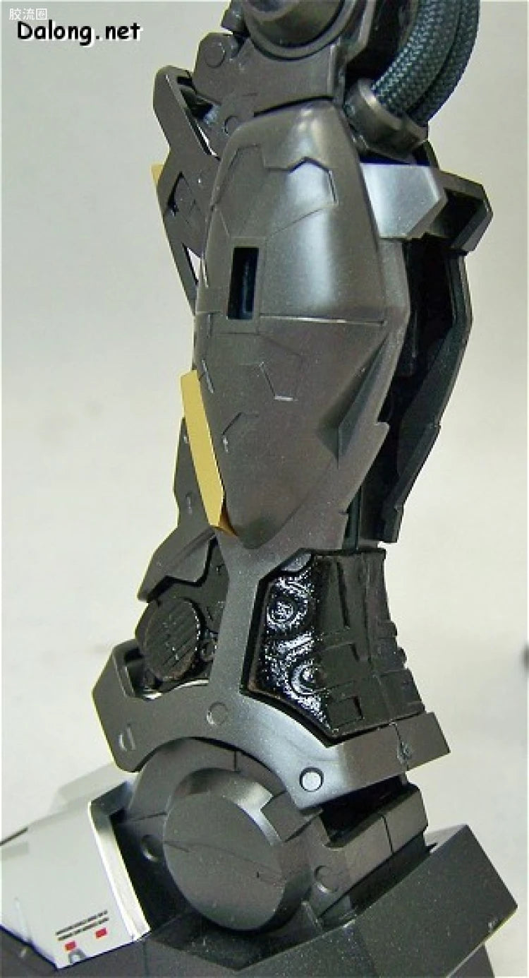 MG 1/100 Nu Gundam (Metallic Coating Ver.)