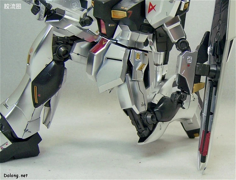 MG 1/100 Nu Gundam (Metallic Coating Ver.)