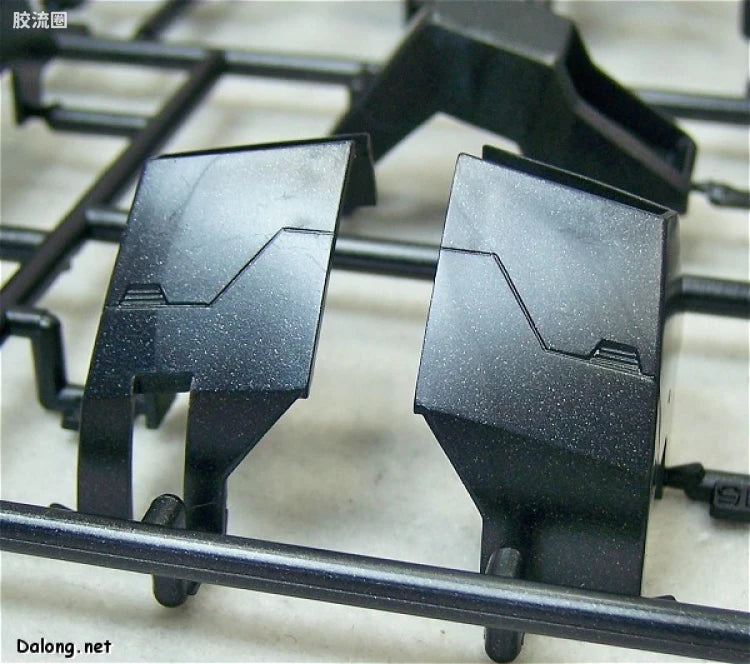 MG 1/100 Nu Gundam (Metallic Coating Ver.)