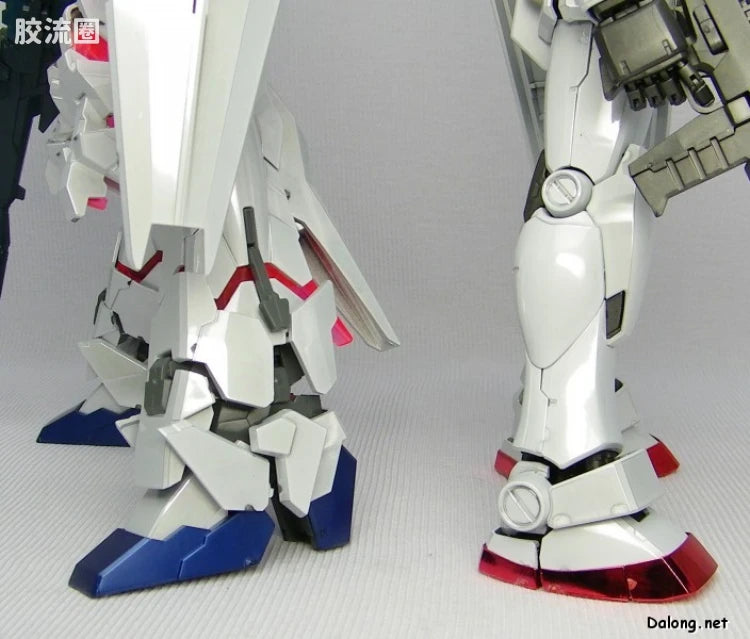 MG 1/100 RX-78-2 Gundam Ver. 2.0 (Titanium Finish)